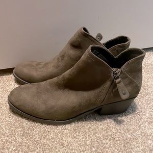 Dark green heeled bootie